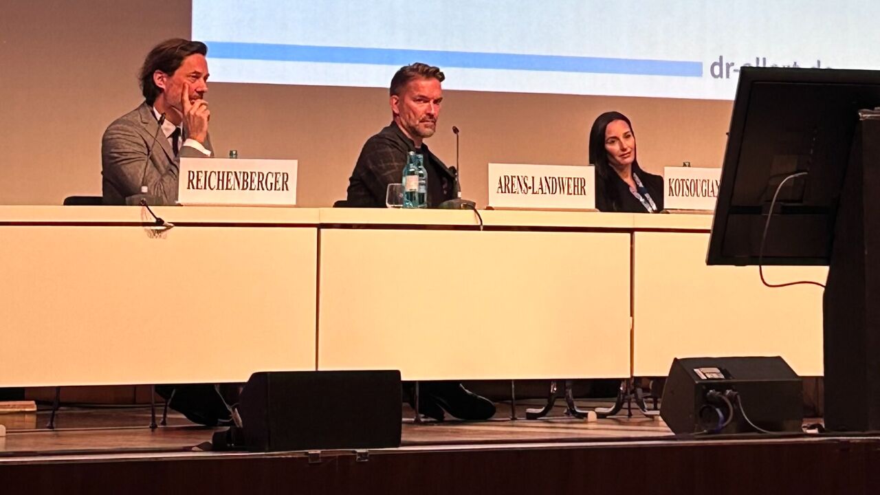 Prof. Kotsougiani-Fischer als Vorsitzende der Sitzung Ästhetische Brustchirurgie beim DGPRÄC-Kongress 2024