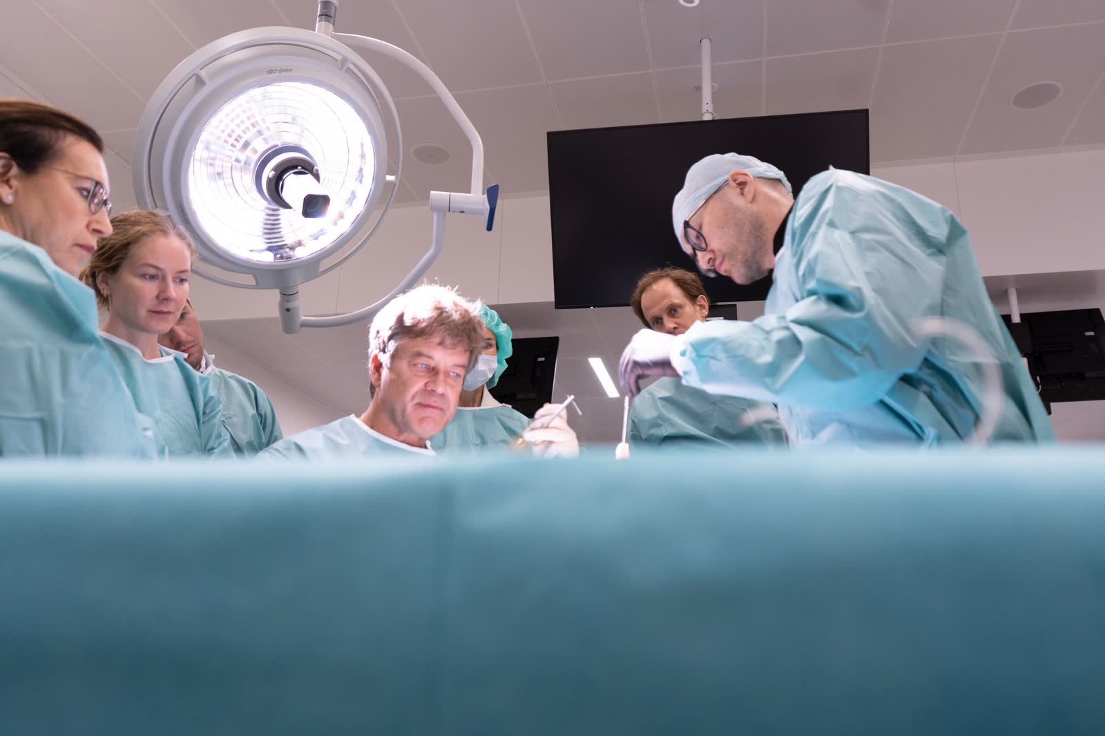 Prof. Dr. med. Sebastian Fischer als Instruktor bei einem anatomischen Operationskurs
