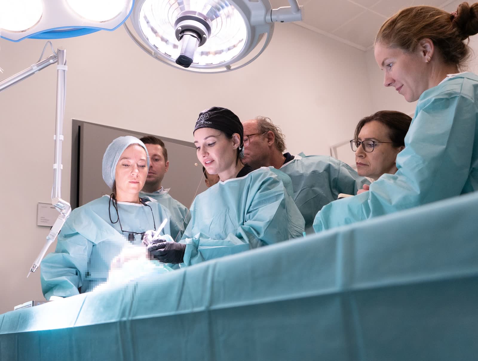 Fachärzte des AESTHETIKON als Instruktoren bei einem anatomischen Operationskurs