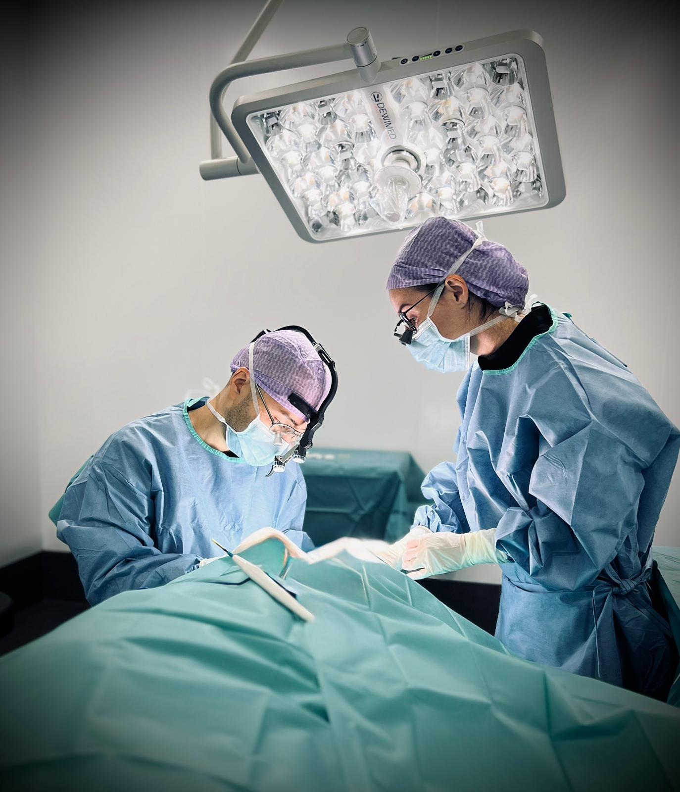 Vier-Augen-Prinzip im Operationssaal: zwei Fachärzte am Operationstisch der AESTHETIKON Privatklinik Heidelberg